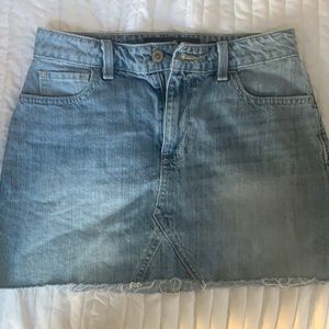 Hollister light wash denim skirt size 3 (waist 26)
